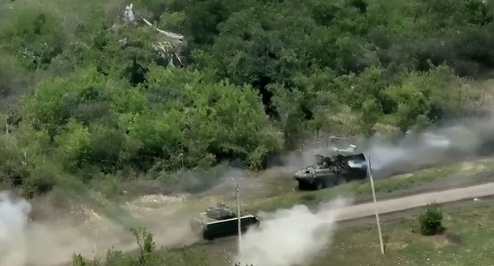Опубликовано видео дуэли российского БТР и БМП Bradley