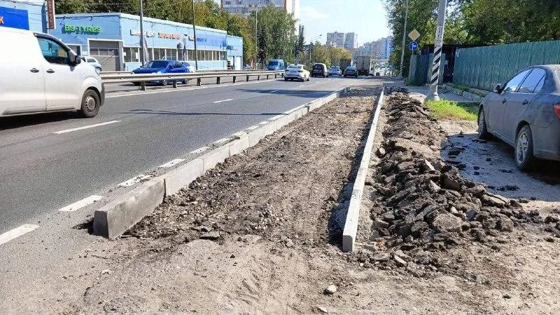 В поселке Люберец по просьбам жителей обустраивают тротуар