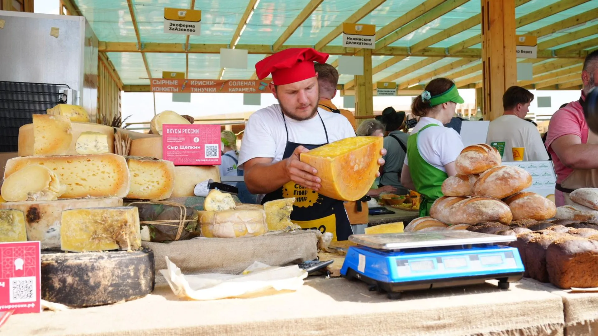 Все прилавки забиты сырами: гостей пригласили на второй день фестиваля «Сыр. Пир. Мир»
