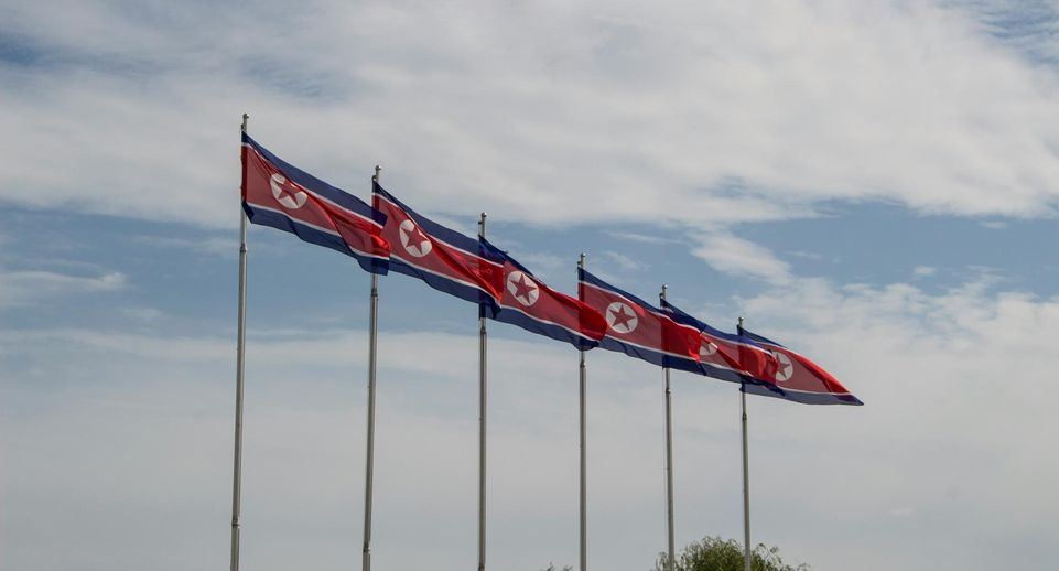 Bloomberg: в КНДР выявили новый порядок демонстрации портретов трех Кимов