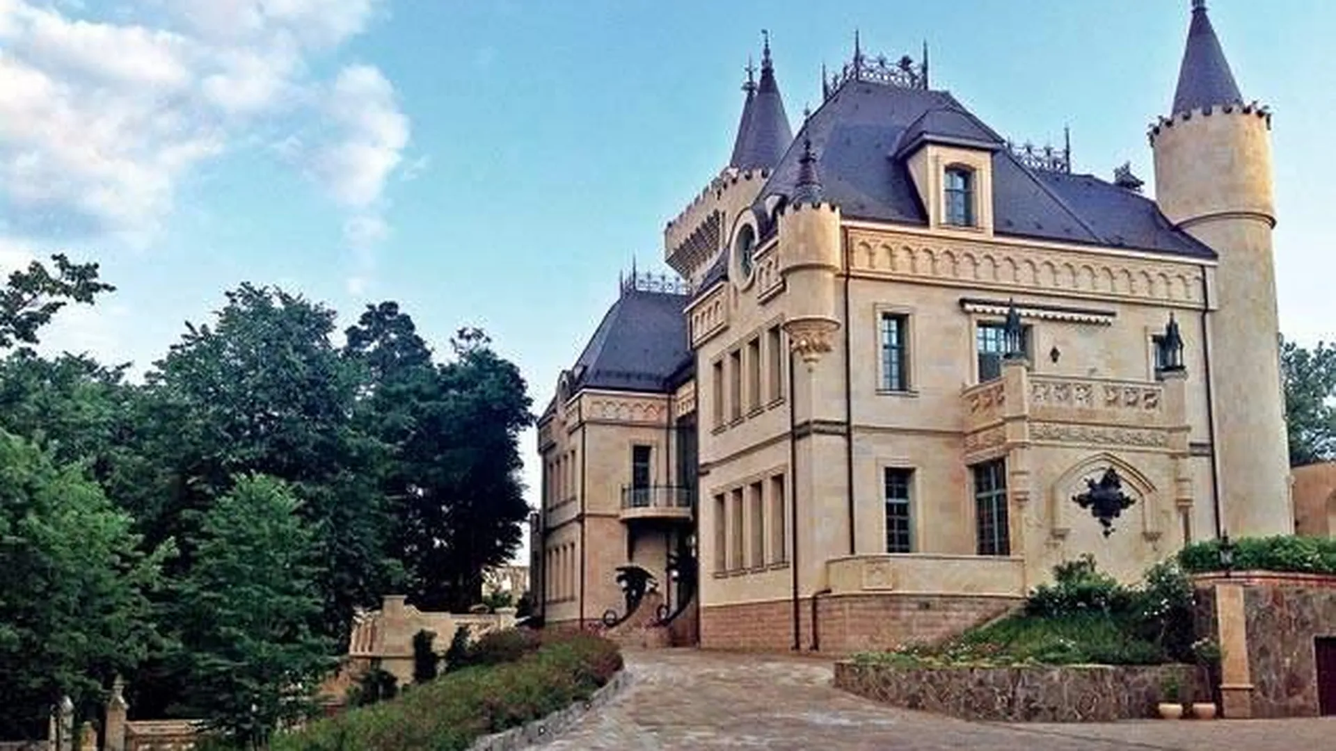 Адвокат Добровинский прокомментировал продажу замка Пугачевой