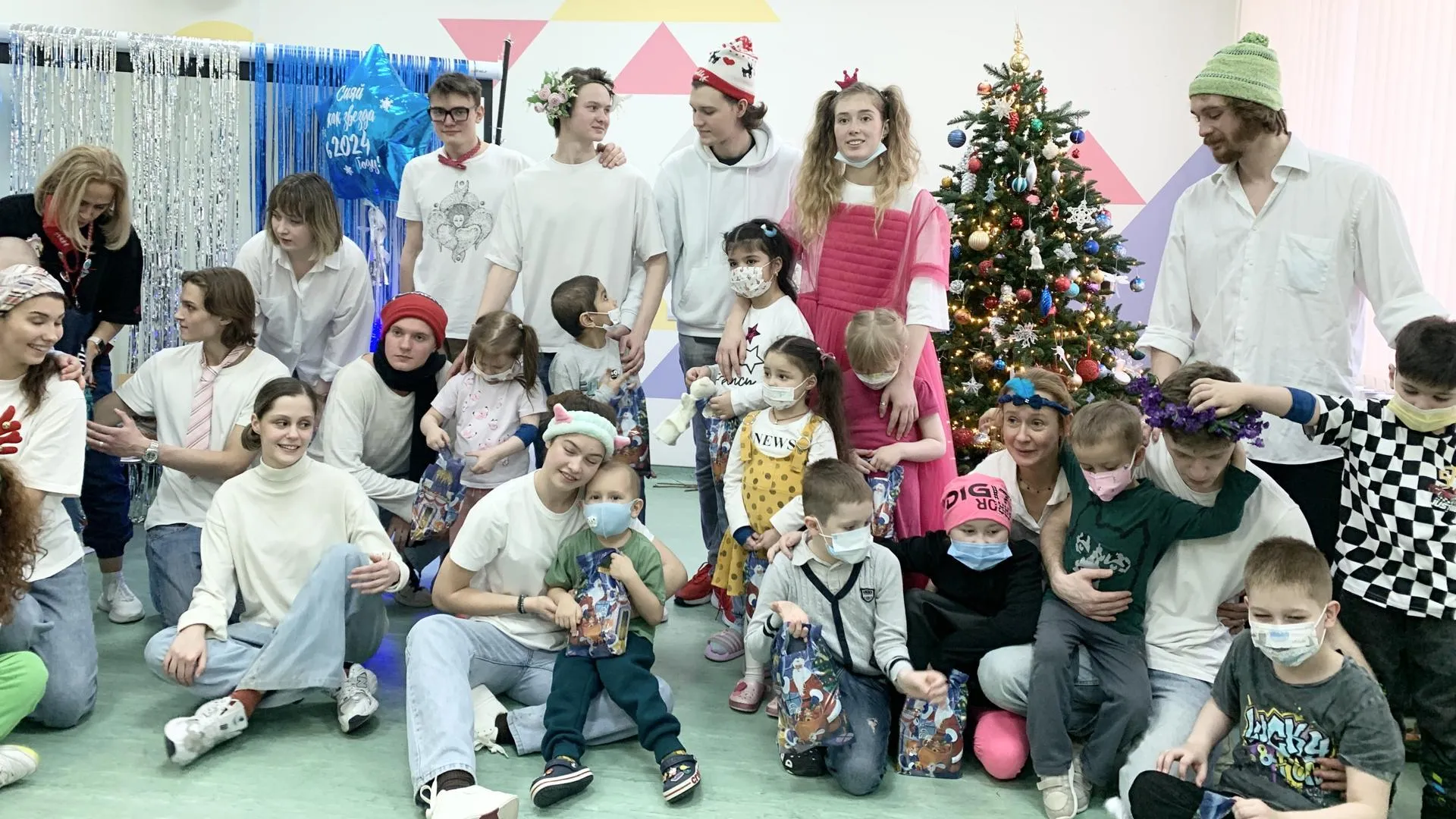Евгения Дмитриева показала новогодний спектакль маленьким онкопациентам в Балашихе