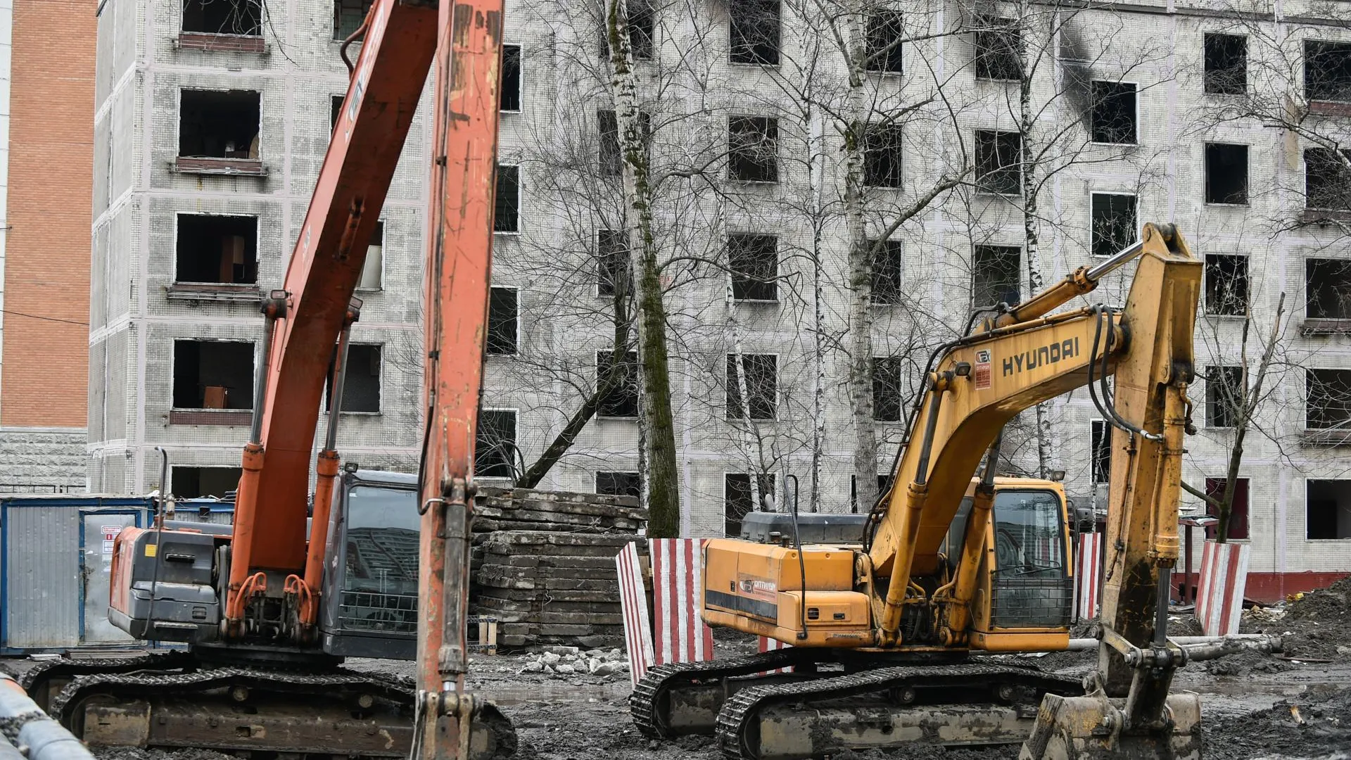 В Москве приступили к сносу пятиэтажки на улице Красных Зорь | РИАМО