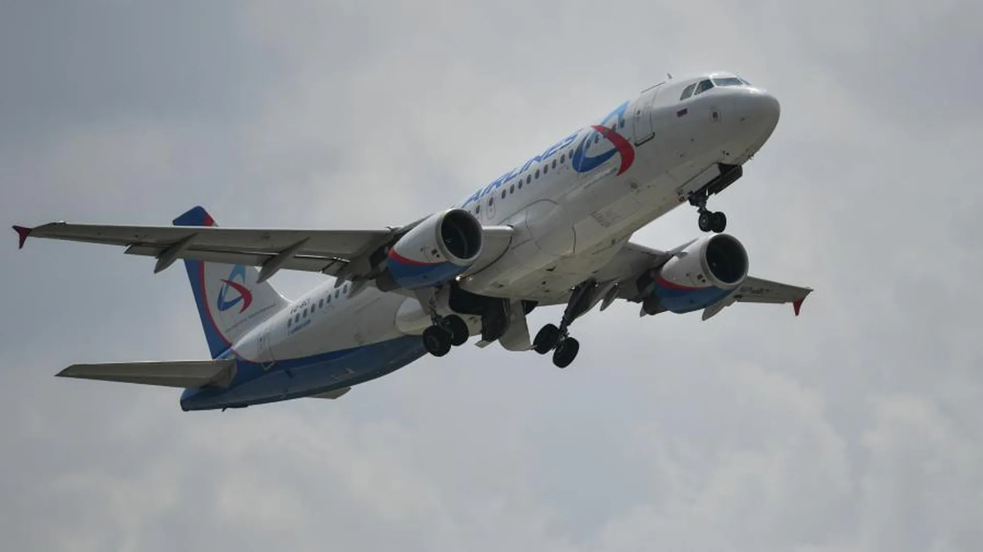 Связь с экипажем самолета, севшего в поле в Новосибирской области, установили