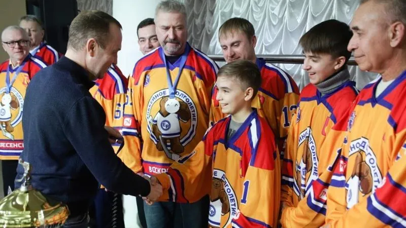 Глава Воскресенска наградил участников турнира по хоккею с шайбой