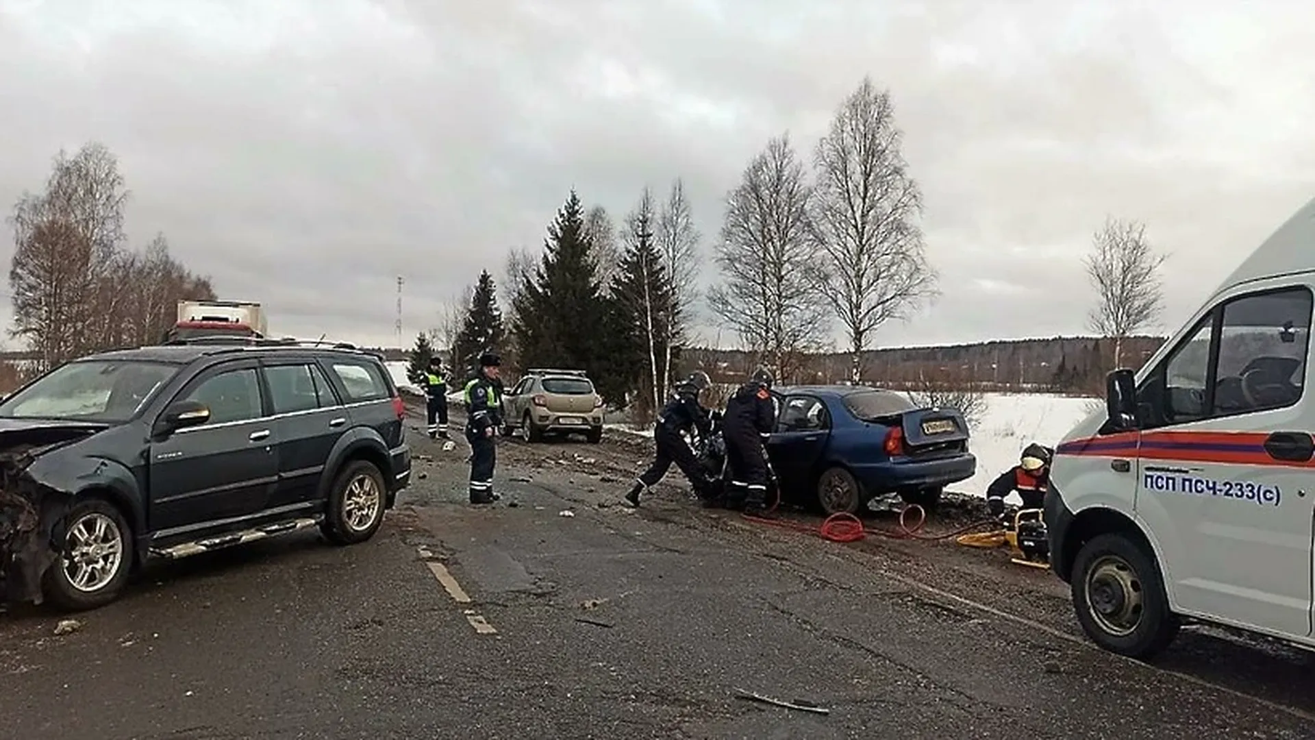 Спасатели Подмосковья вытащили из машины пострадавшего в ДТП с участием трех  автомобилей | РИАМО в Сергиевом Посаде