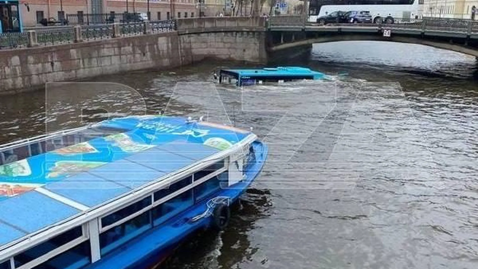 В утонувшем в Мойке автобусе может быть до 20 человек