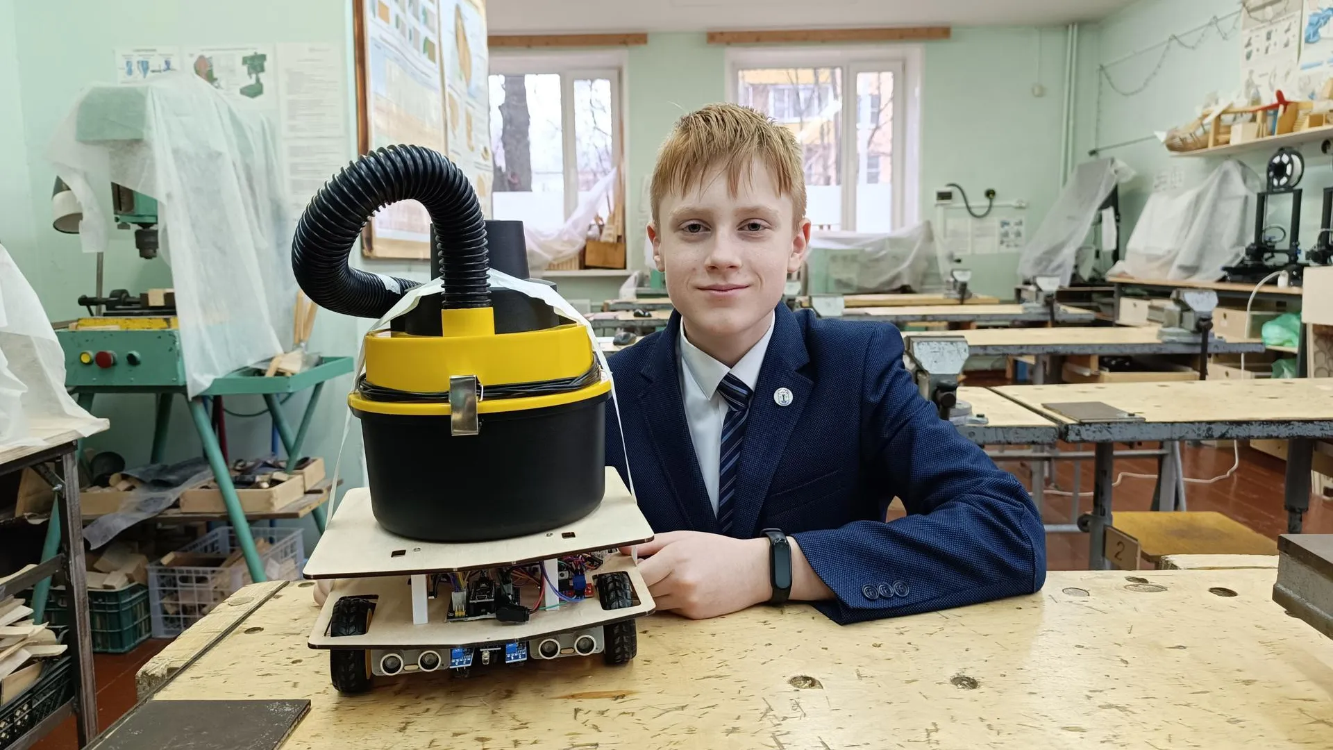 Юный изобретатель из Лобни собрал робот‑пылесос для поддержания чистоты в классе