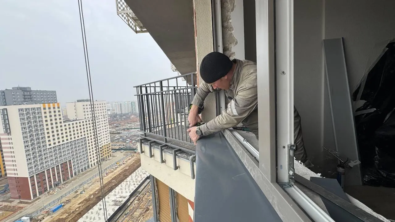 В Ленинском округе продолжается восстановление домов после атаки беспилотников