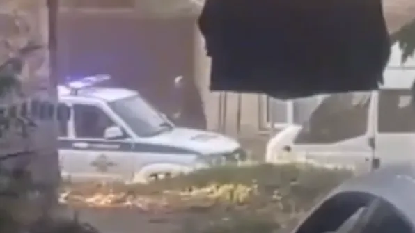 Опубликовано видео перестрелки неизвестных с полицейскими в Дербенте