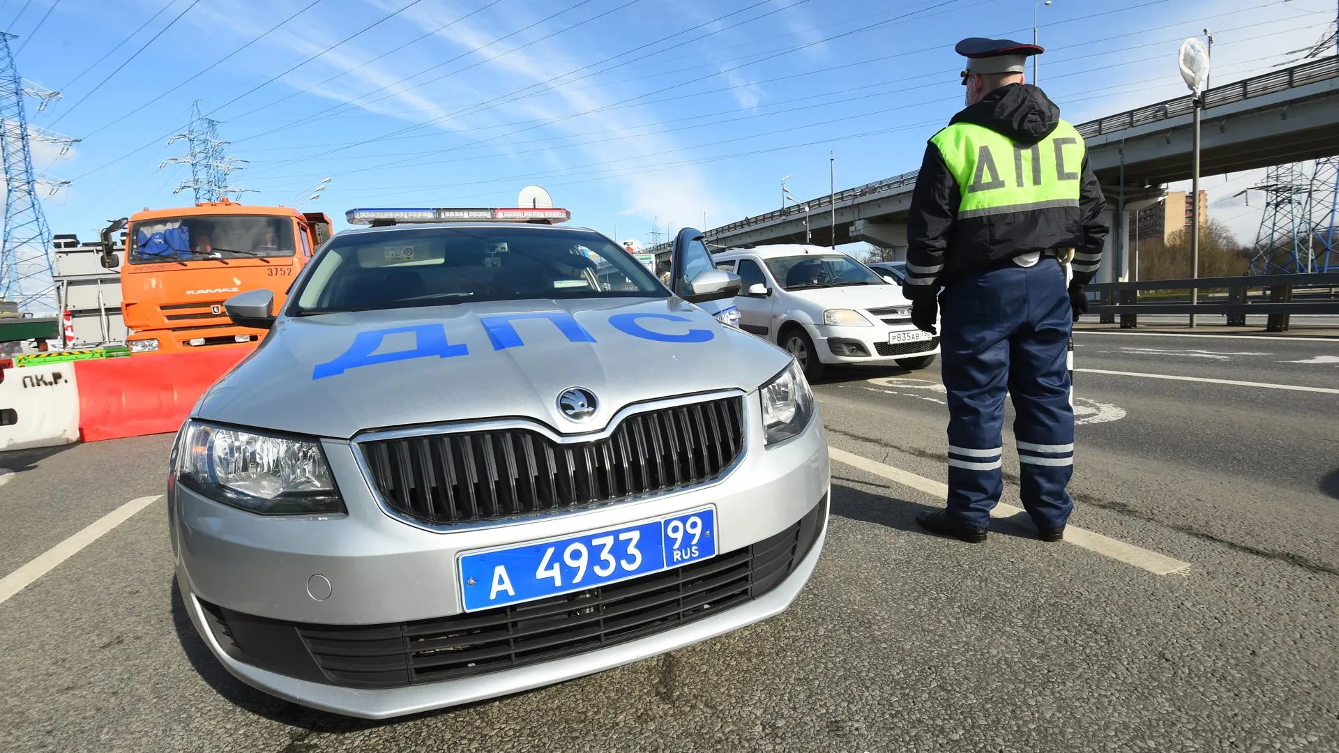 В Москве отменили штрафы водителям, которые ошиблись при привязке номера  машины к пропуску | РИАМО