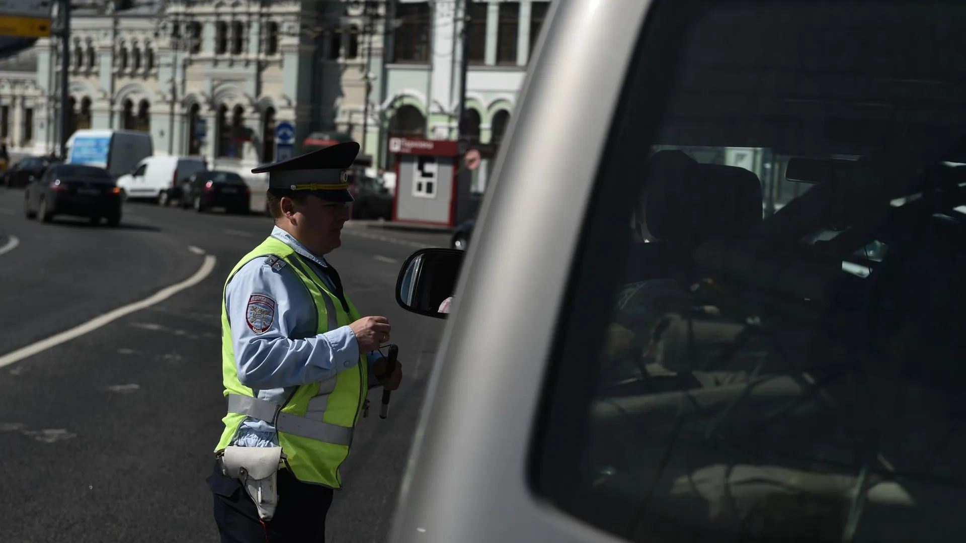 Водитель каршеринга протаранил 5 припаркованных авто на северо‑западе  Москвы | РИАМО