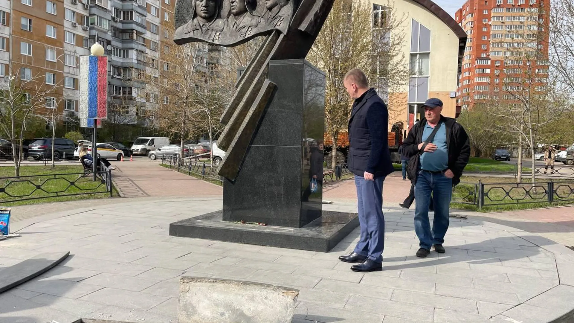 Депутат Мособлдумы Дениско проверил состояние двух памятных мест в Люберцах