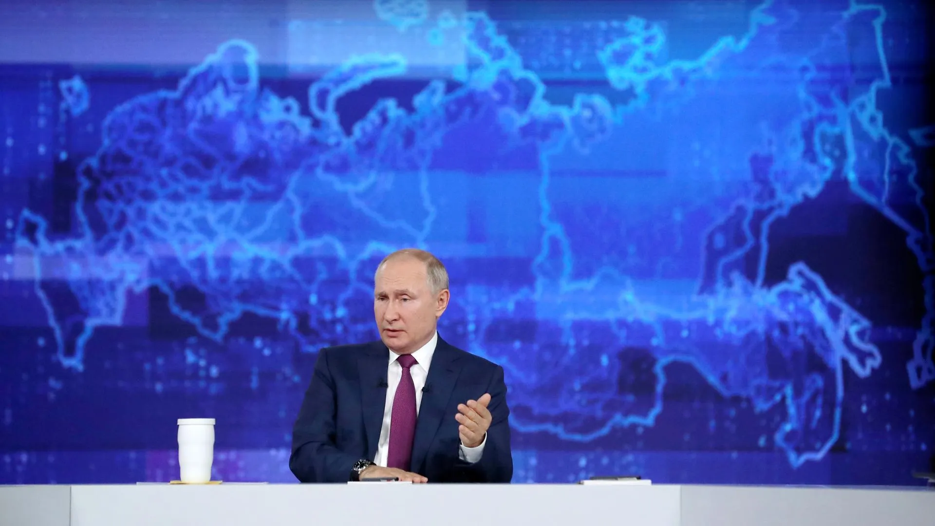 Путин рассказал, как справляется с напастями