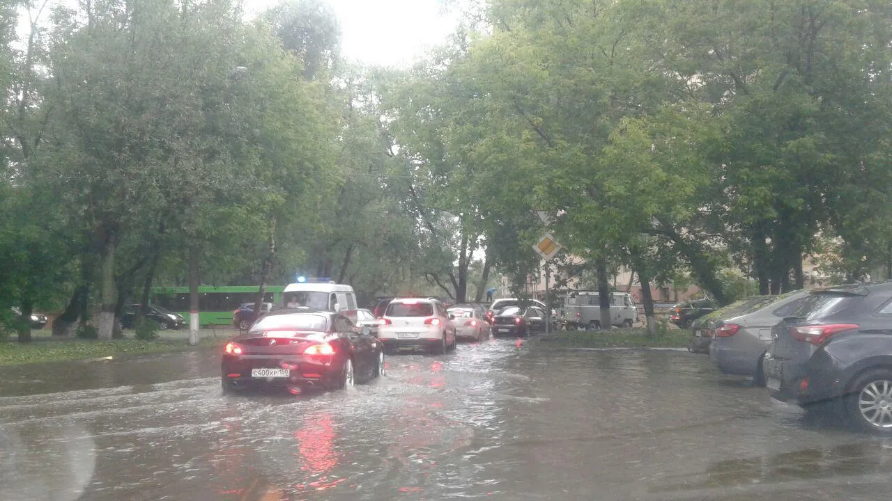 Водителей Подмосковья попросили воздержаться от поездок в грозу | РИАМО в  Балашихе