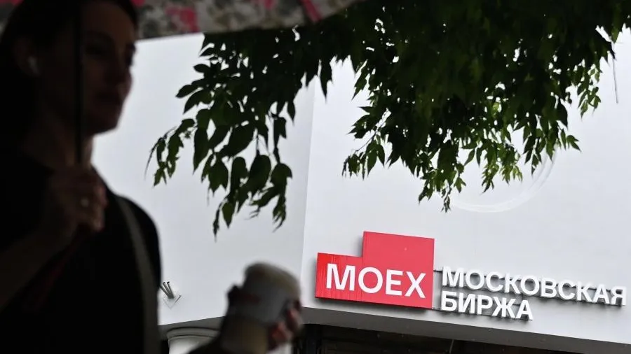 Экономист: исключение Мосбиржи из акционеров KASE не остановит торги в тенге