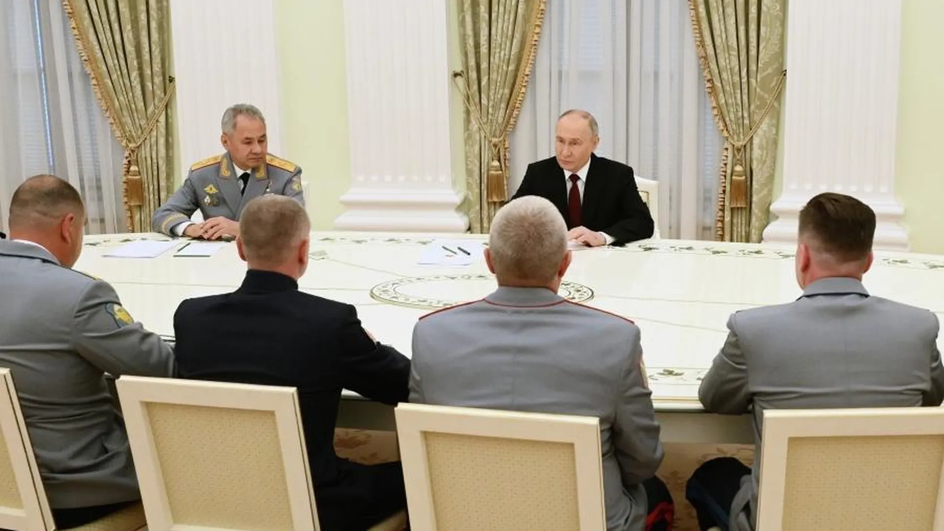 Путин встретился с командирами подразделений, участвующих в СВО