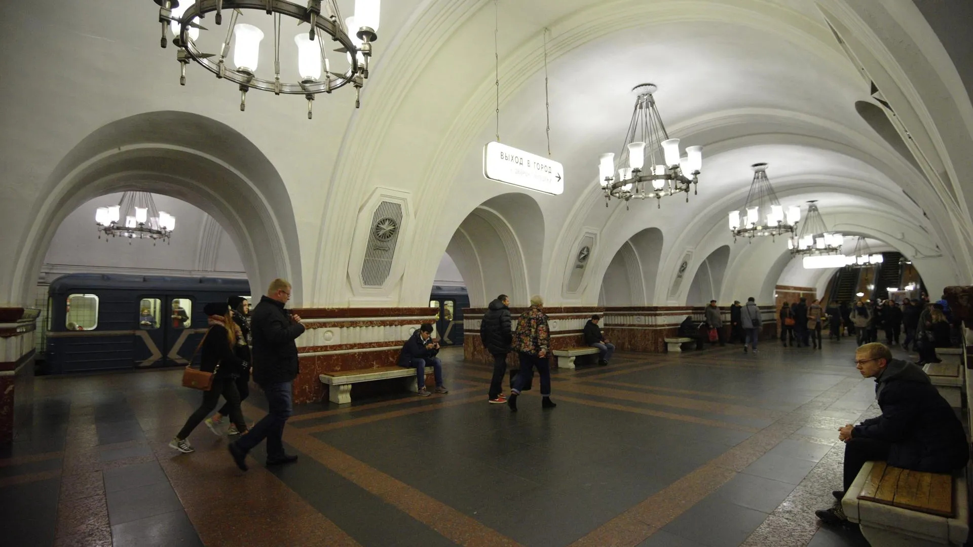 Свыше 95 станций метро Москвы обработают антивандальным покрытием в 2016 г