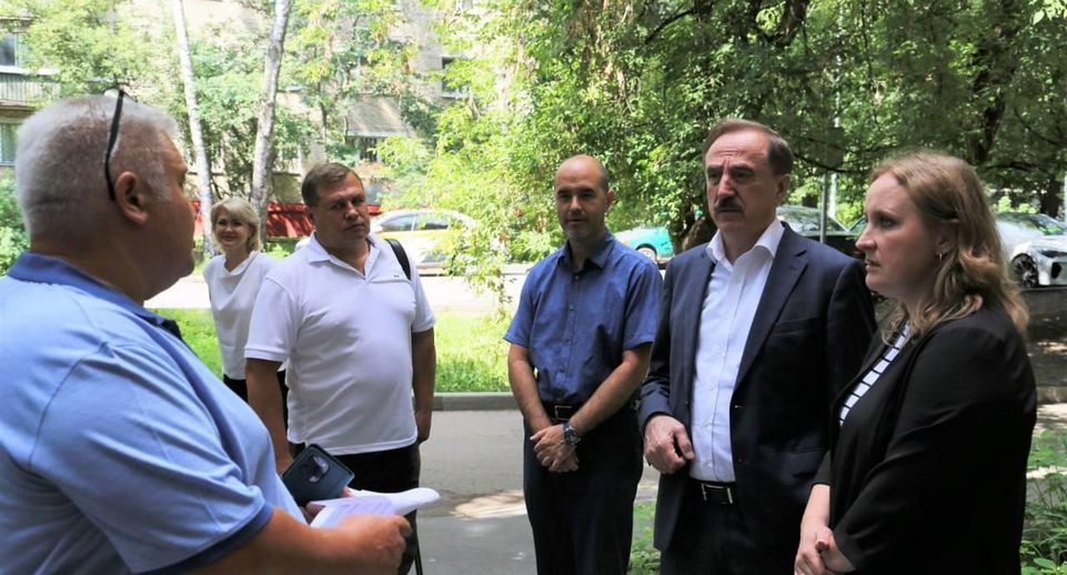 Депутат Ружицкий проверил качество ремонта подъездов дома в Люберцах