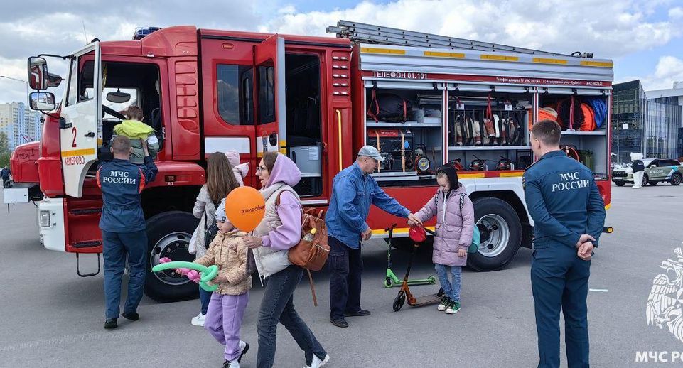 Кузбасским детям показывали пожарную технику на праздник 1 июня