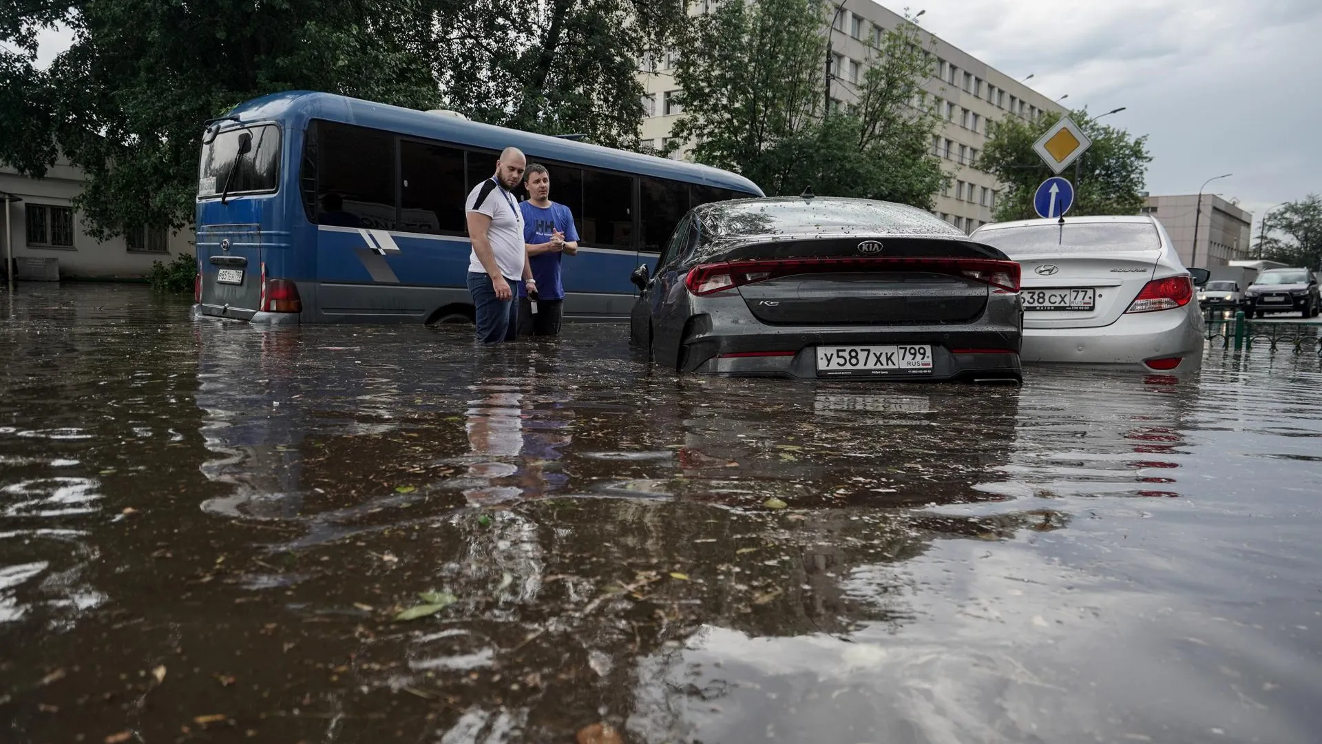 Что делать, если автомобиль утонул во время ливня | РИАМО | РИАМО