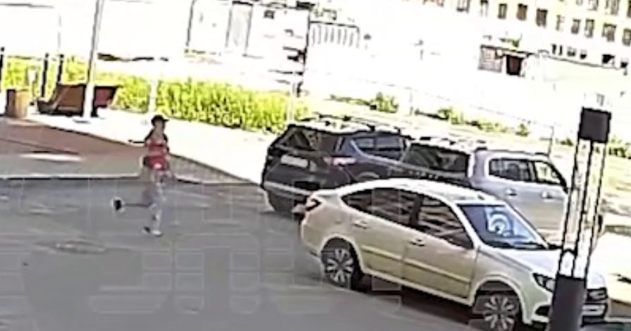 Опасные ситуации в доме фото. Новорожденный малыш на руках. Мужчина вырвал из рук младенца. Грудной младенец на руках. Ручка младенца.
