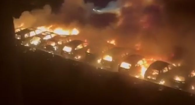 На стоянке по Владивостоке сгорело несколько десятков автомобилей