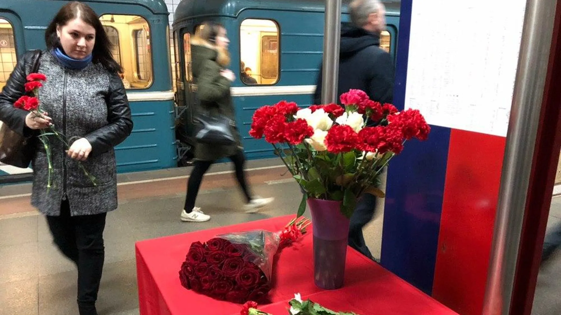 Москвичи несут цветы на станцию «Лубянка» в память о жертвах теракта в метро