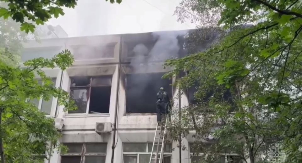 Сотрудники МЧС Москвы спасли человека из горящего здания