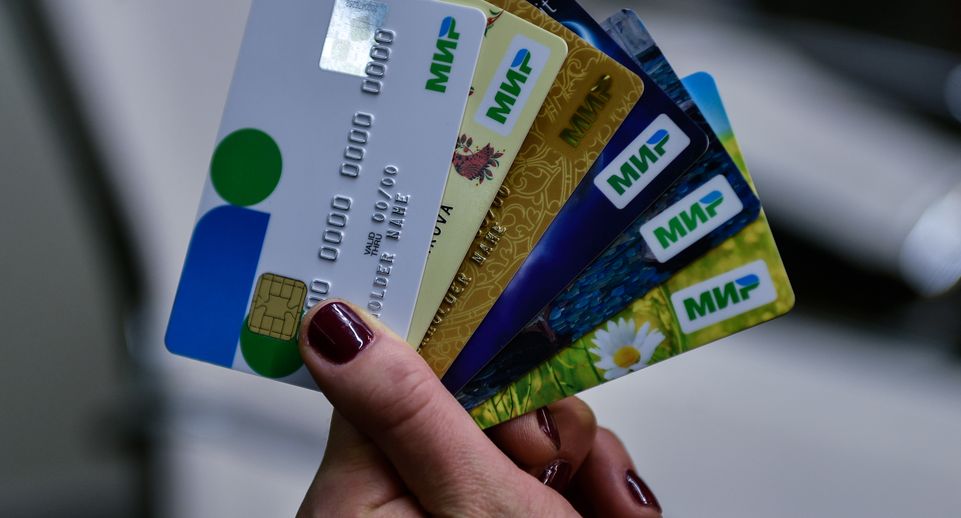 Экономист Морковкин: банки обязаны сообщать о продлении карт при их оформлении