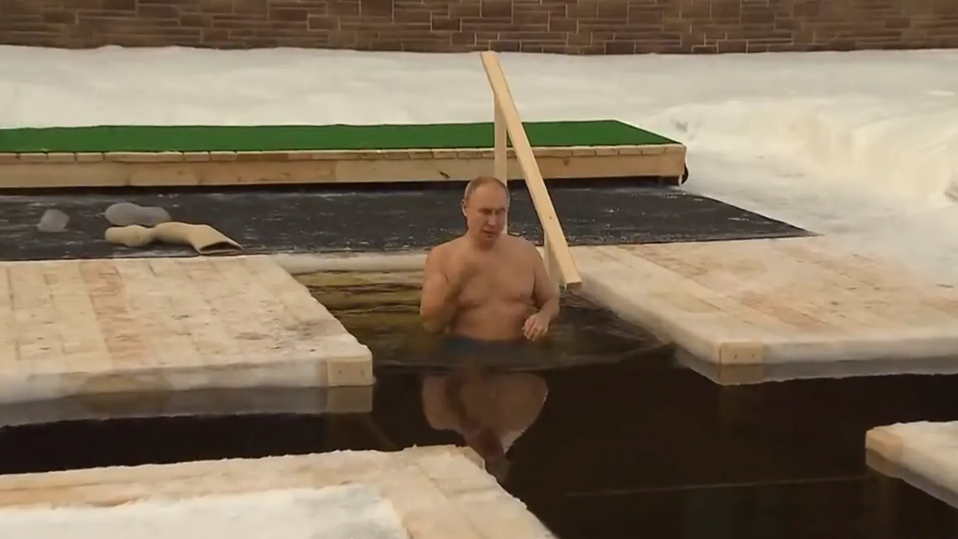 В Сети опубликовали видео купания Путина на Крещение