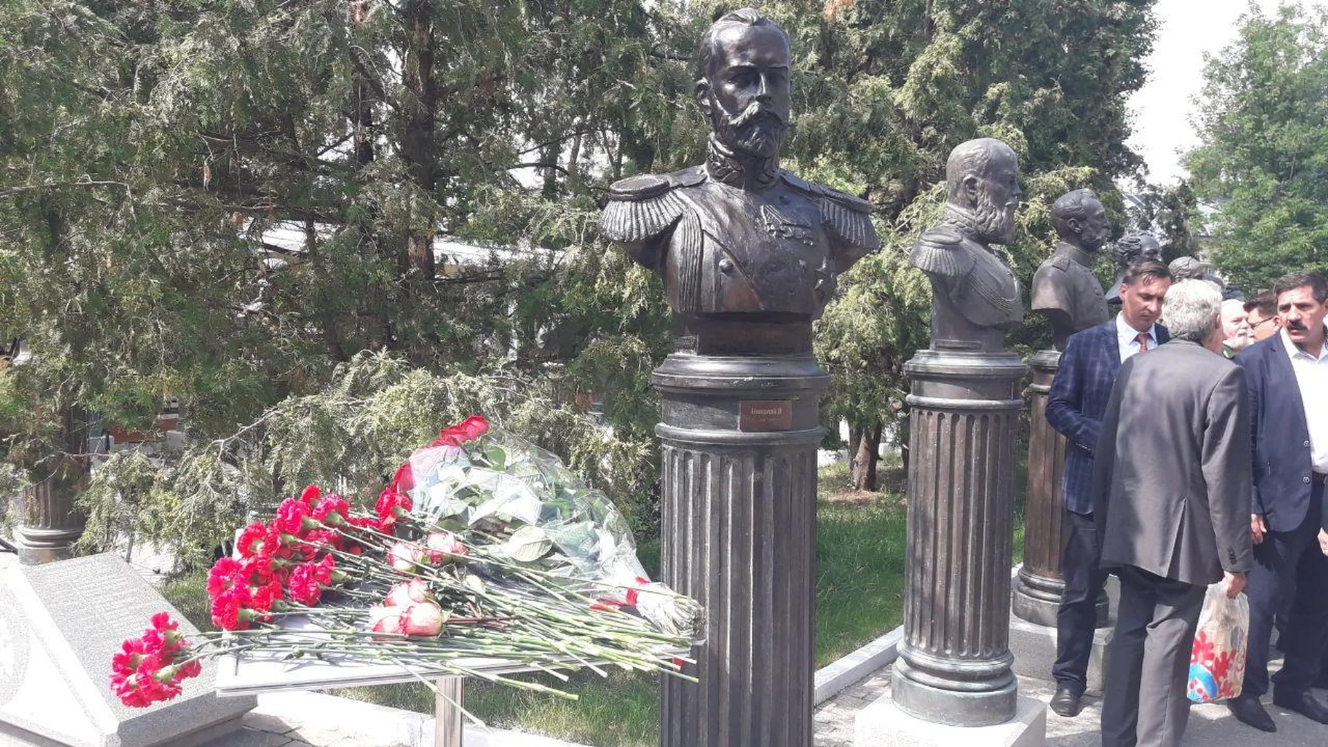 Цветы к памятнику Николаю II возложили в Москве в день столетия расстрела императора