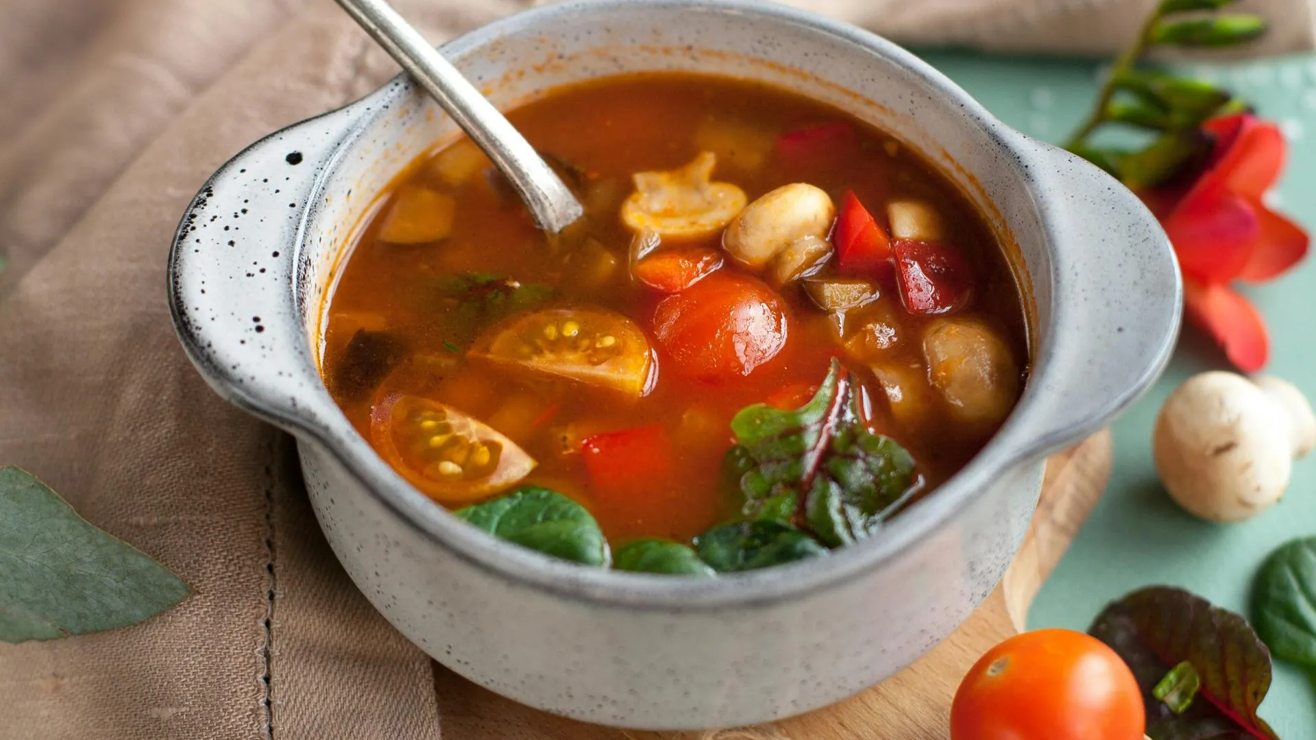 Эксперт развеяла миф о пользе супов для здоровья