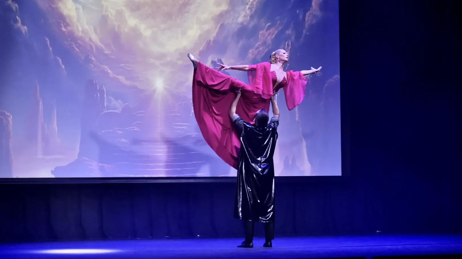 Волочкова выступила с шоу‑балетом в Подмосковье в поддержку участников СВО