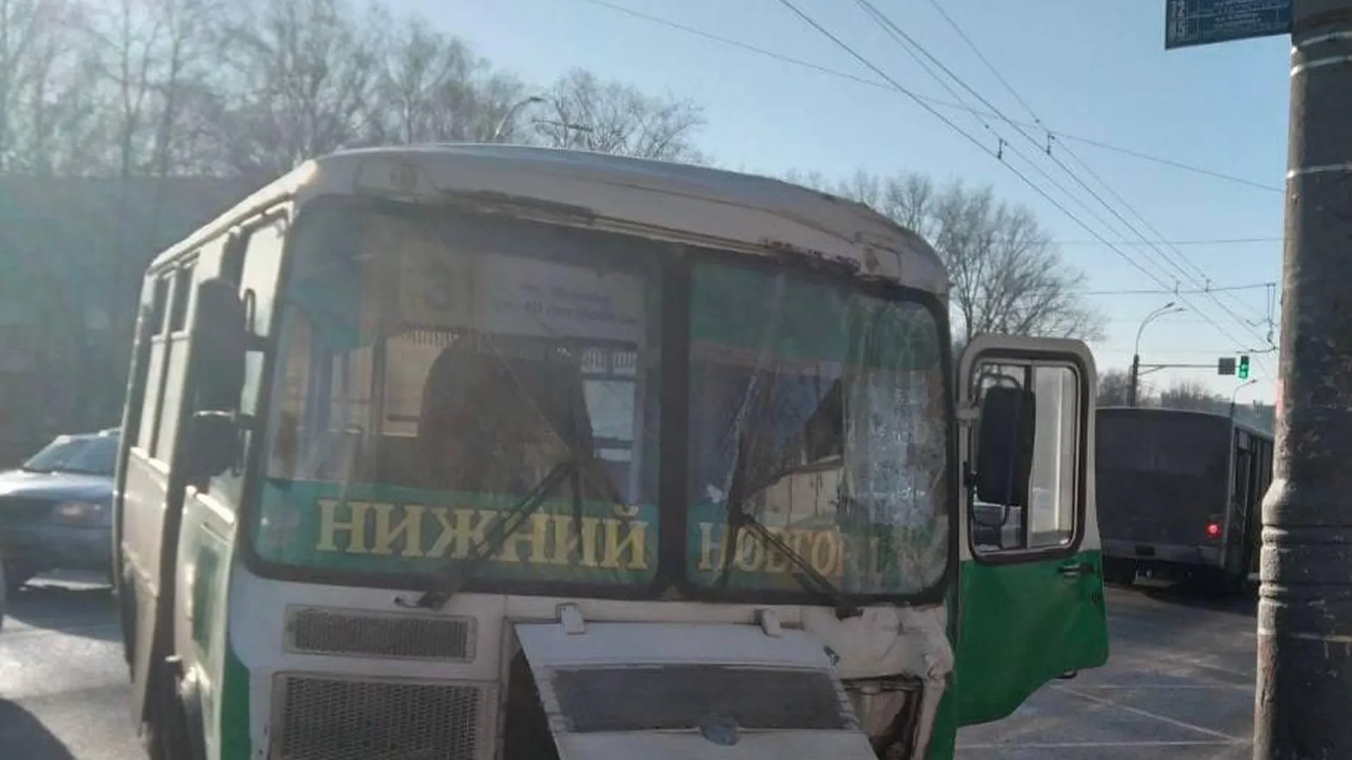4 человека пострадали при столкновении автобуса со столбом в Нижнем Новгороде