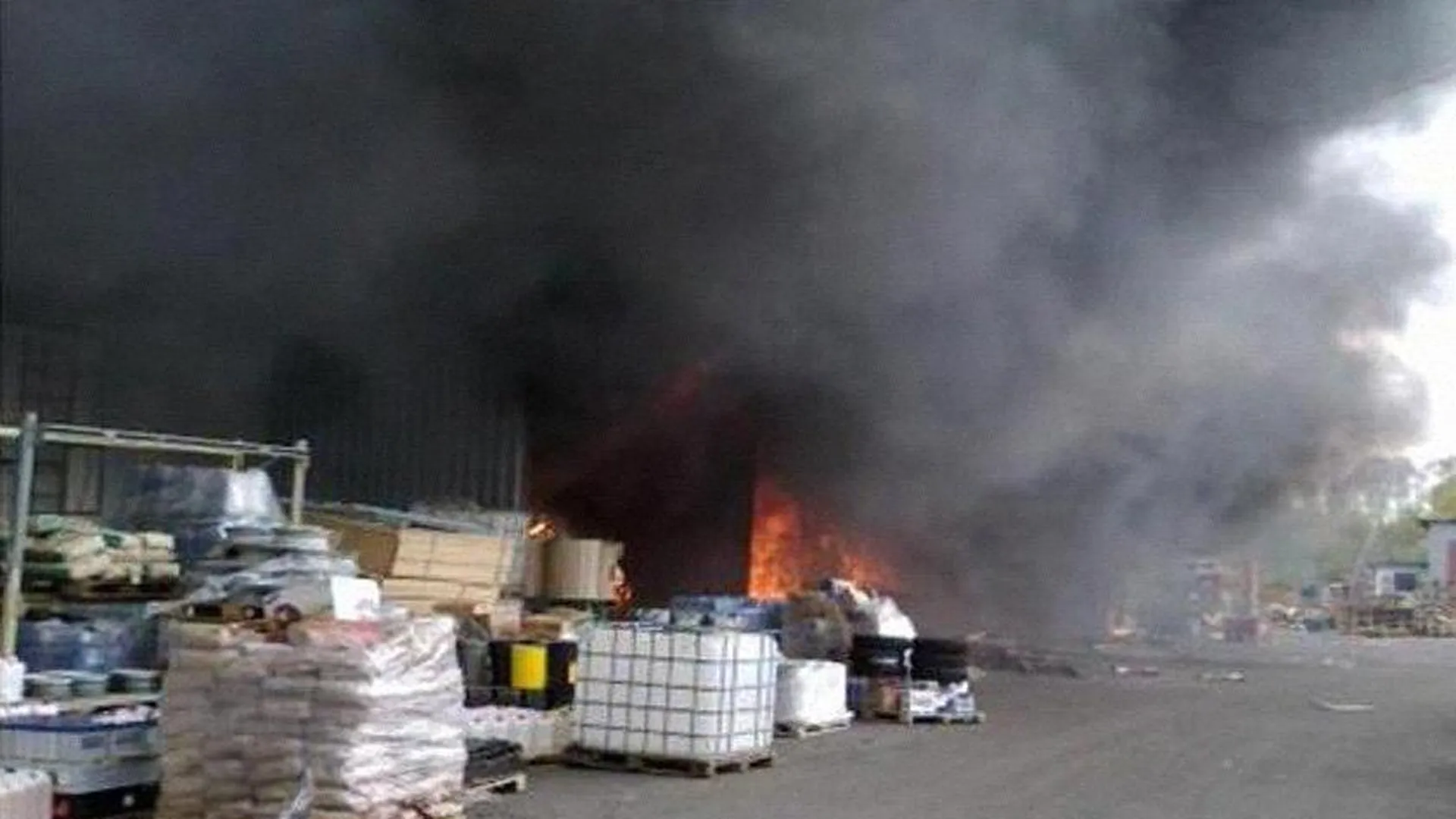 Огонь на складах в Есипово утихает: площадь пожара снизилась втрое