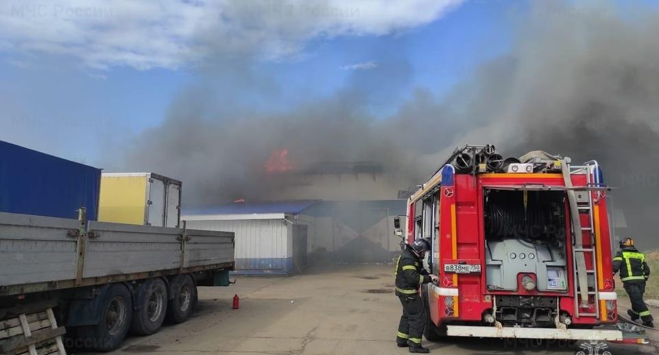 SHOT: склад с поликарбонатом загорелся в подмосковном Наро-Фоминске