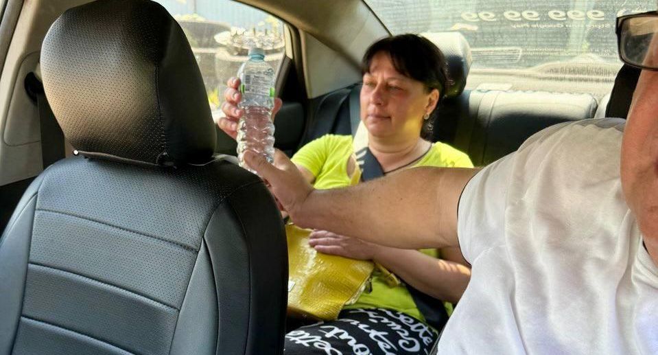 Водители такси в Подмосковье раздают воду пассажирам