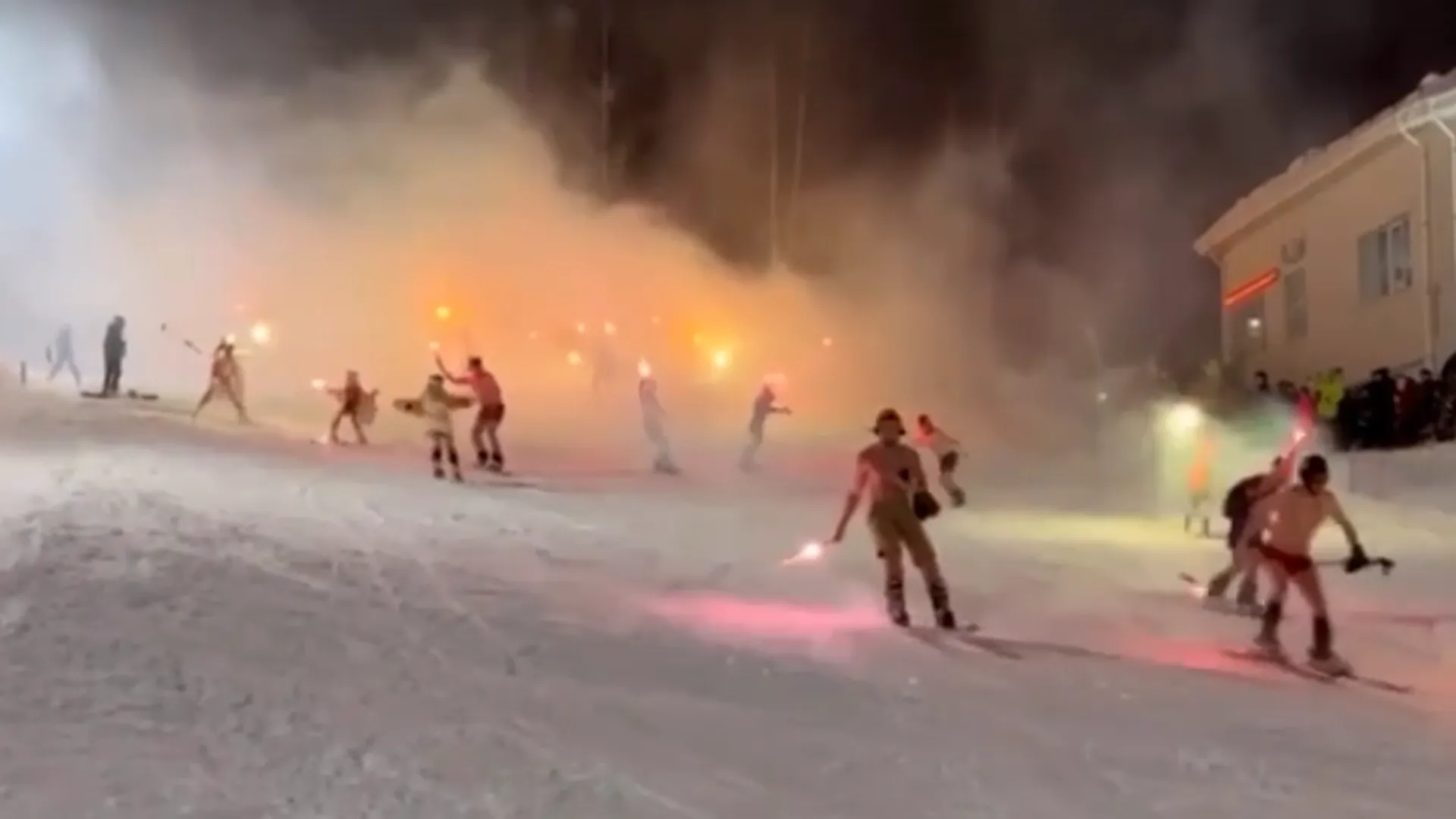 Полуобнаженные нижегородцы на лыжах с фейерверками устроили спуск в Новинках