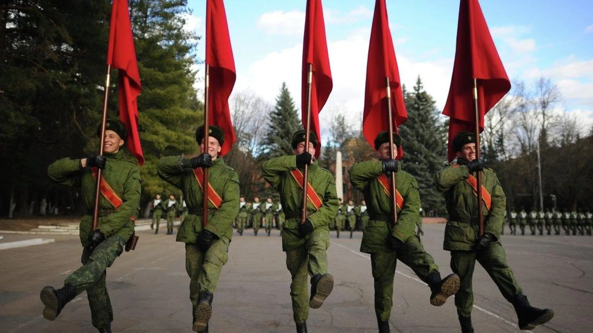 Марш кремлевских курсантов. Кремлевские курсанты на параде. Курсанты маршируют. Кремлевские курсанты на красной площади