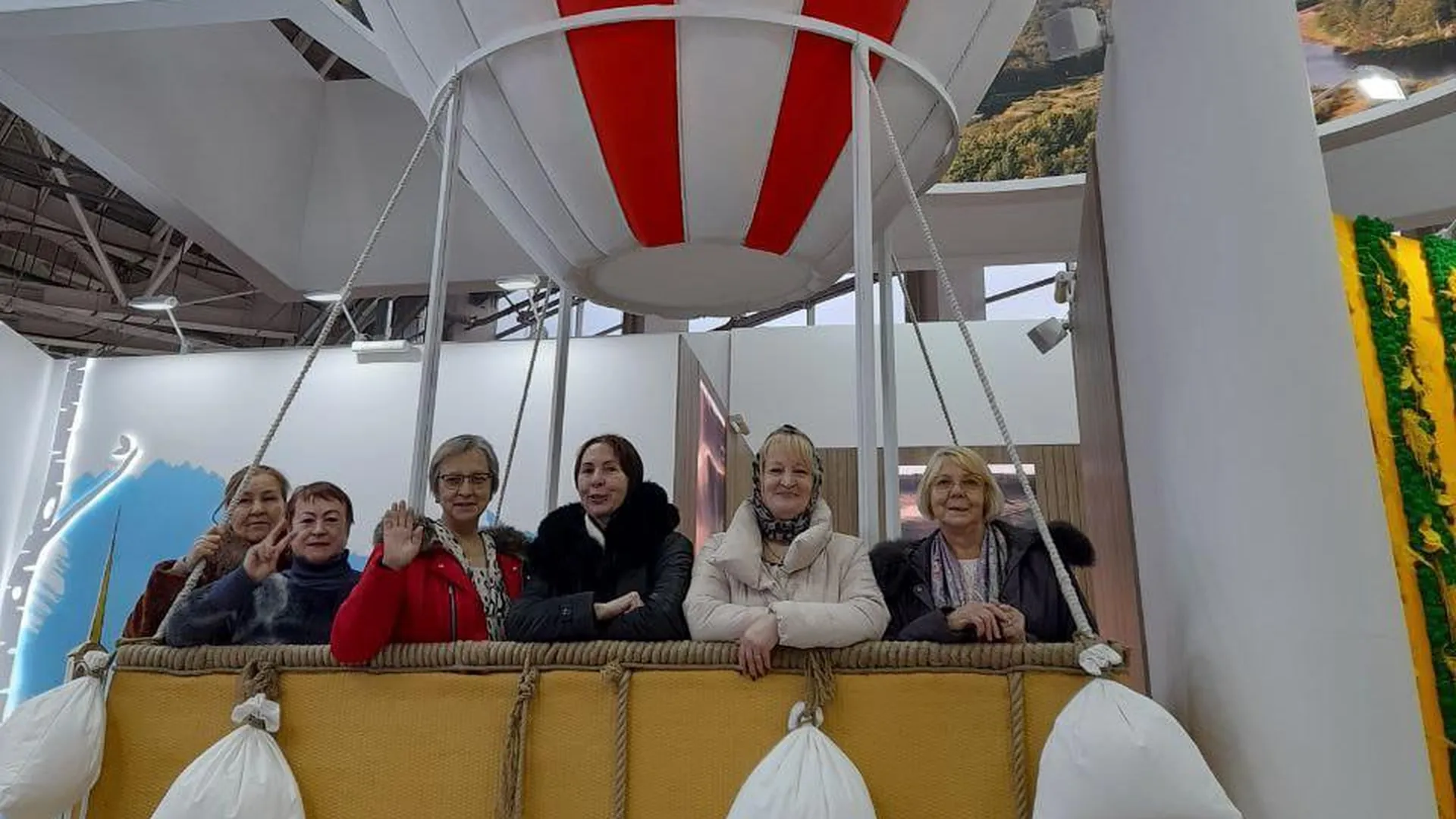 Подмосковные долголеты посетили международную выставку‑форум «Россия»