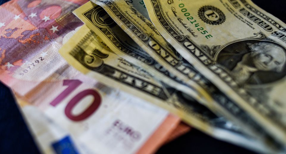 Мосбиржа конвертирует зависшие из-за санкций доллары и евро в рубли до 28 июня