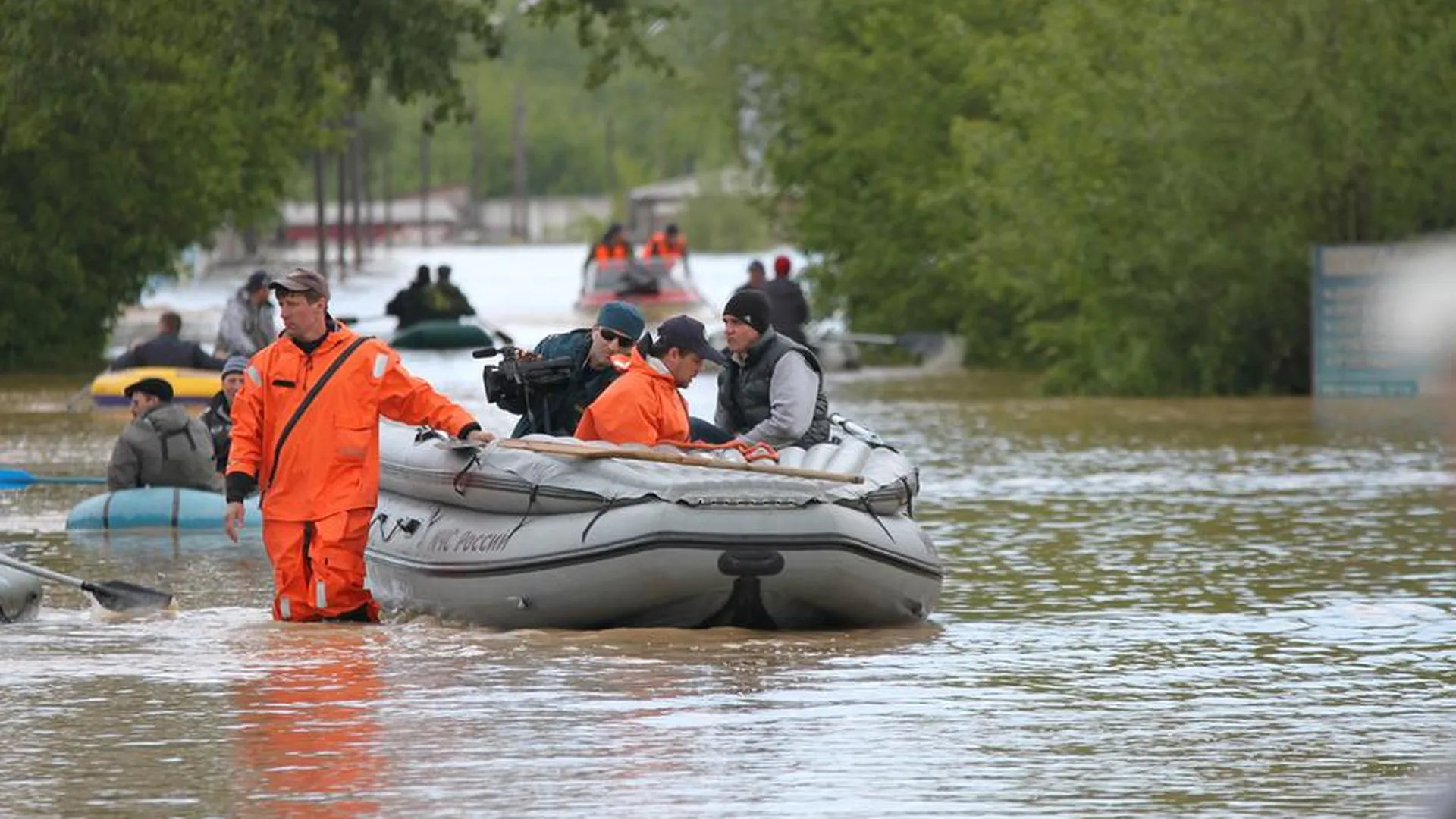 МЧС эвакуирует жителей из затопленного района в Орске. ВИДЕО
