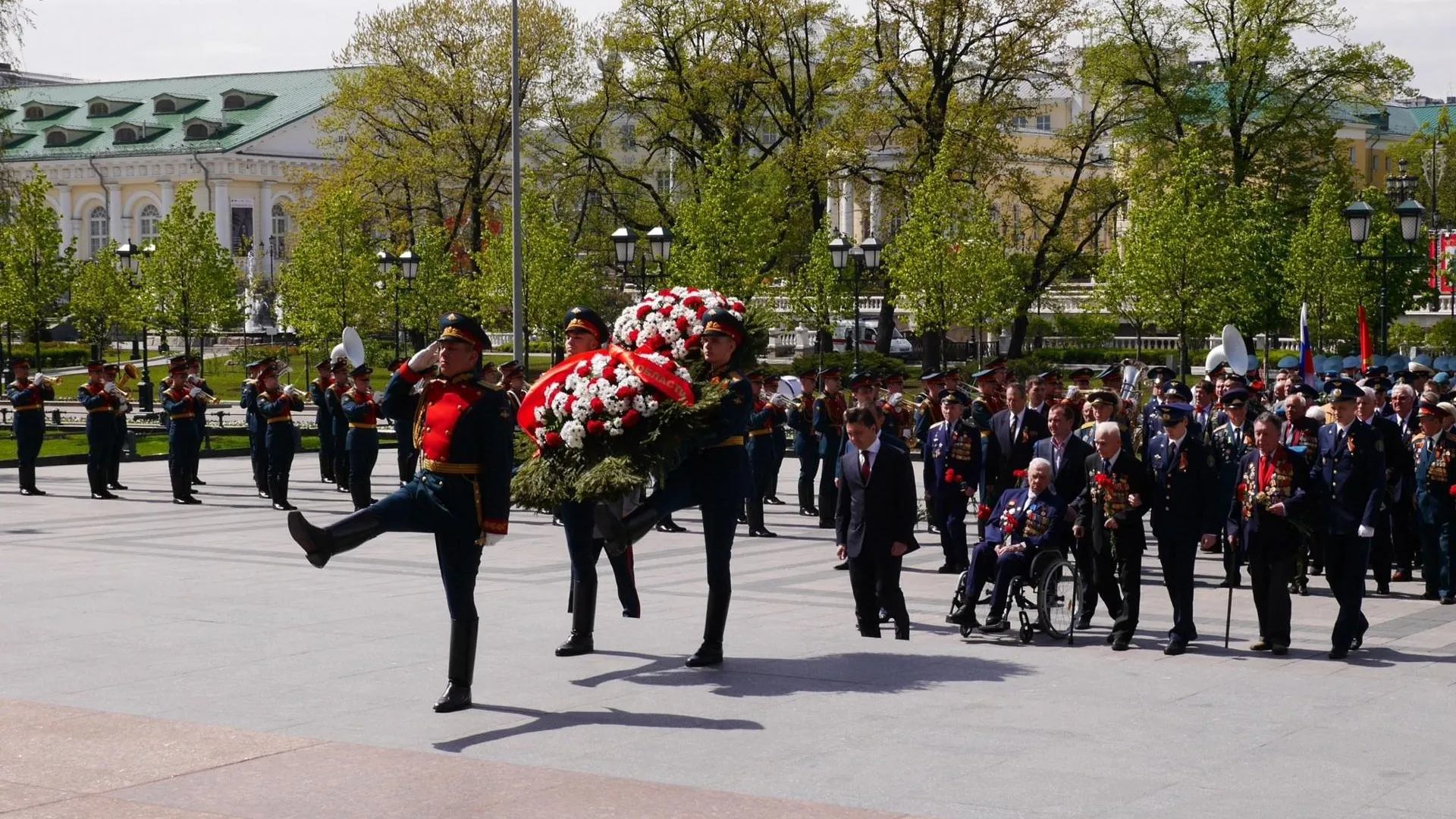 Делегация из Подмосковья возложила цветы к Могиле Неизвестного Солдата