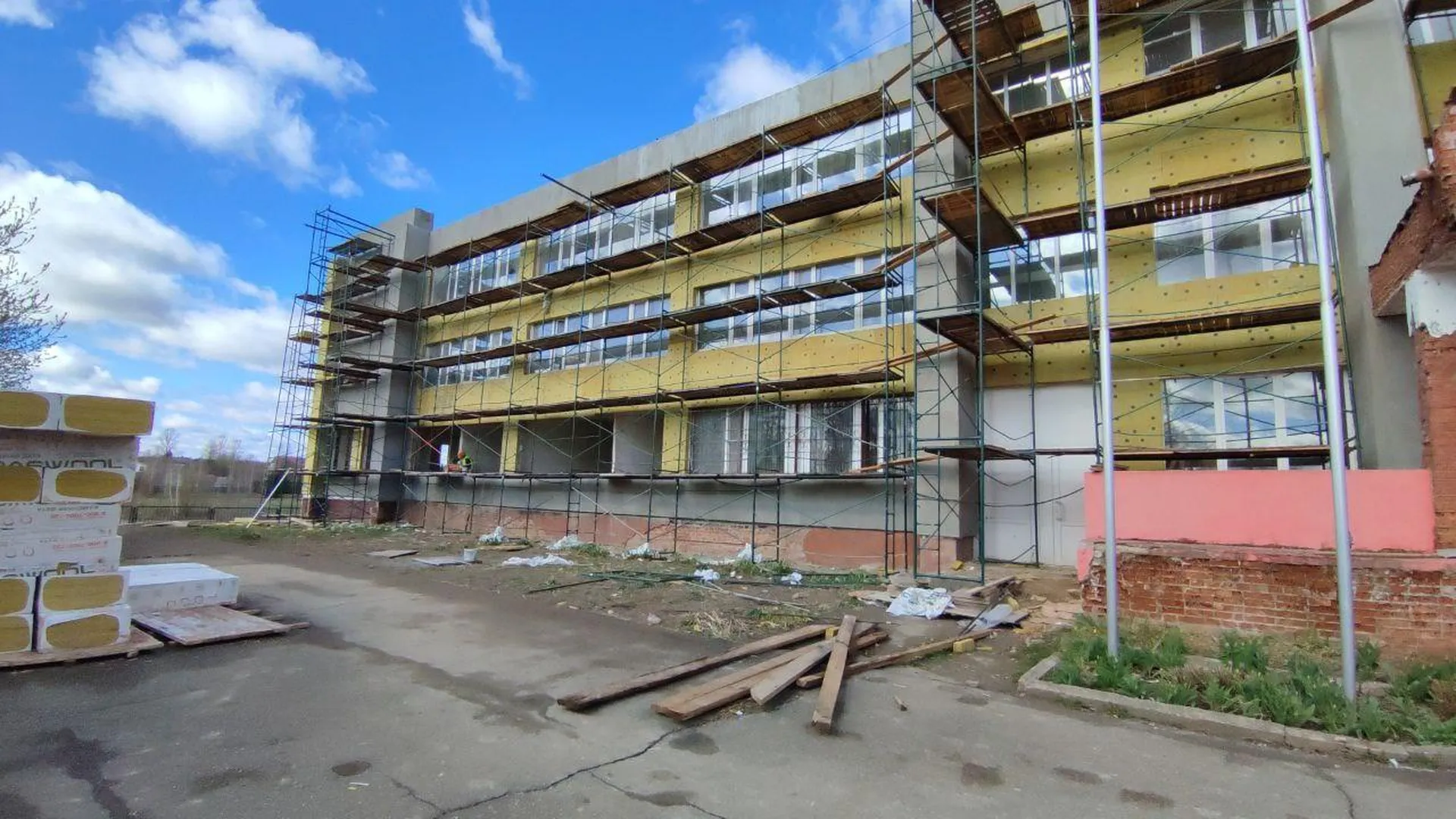 В Наро-Фоминске рабочие приступили к фасадным работам в здании школы