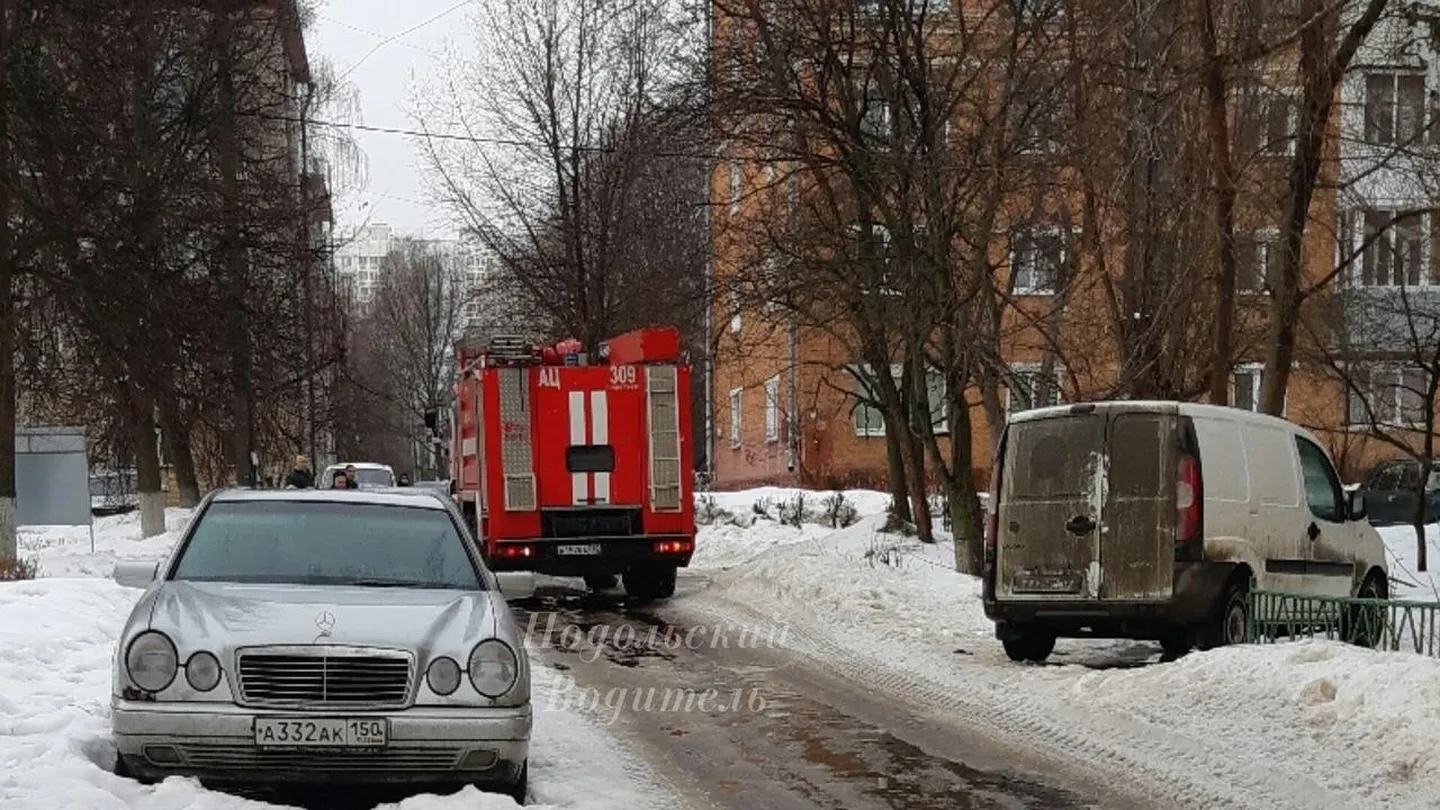 Пожарным в Подольске пришлось оттащить иномарку, которая закрыла им проезд  | РИАМО