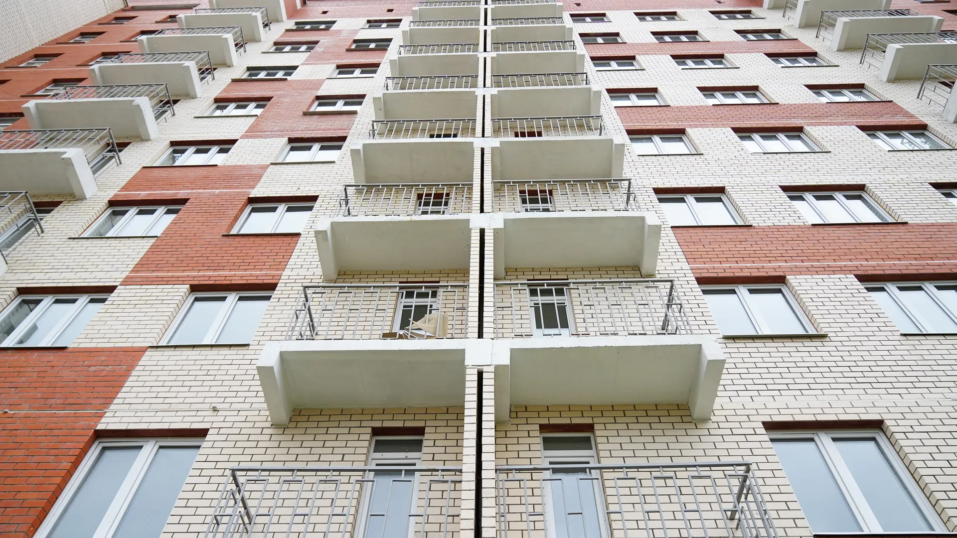 Стоимость первичного жилья в России стагнирует
