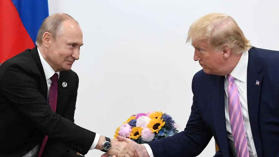 Песков подтвердил, что Путин передал Трампу его портрет