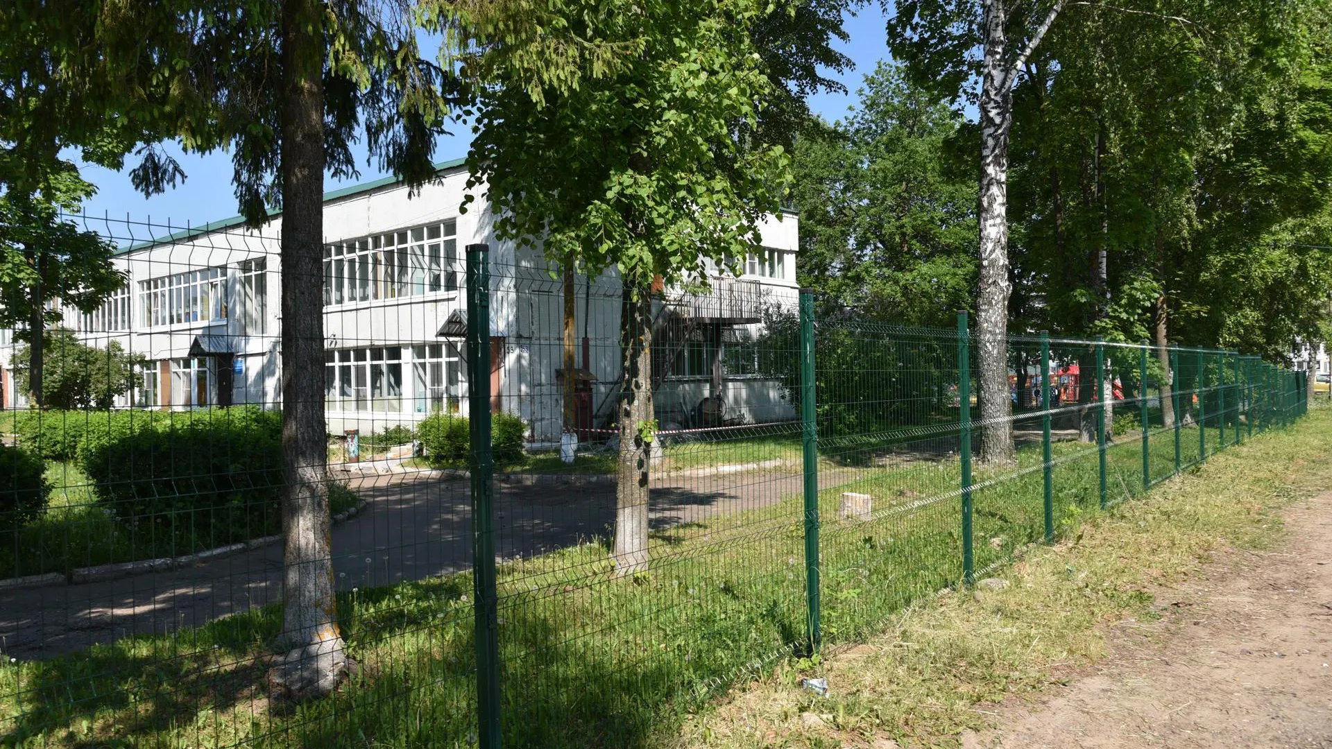 Новый забор установили в дошкольном отделении Ушаковской школы в Лотошине