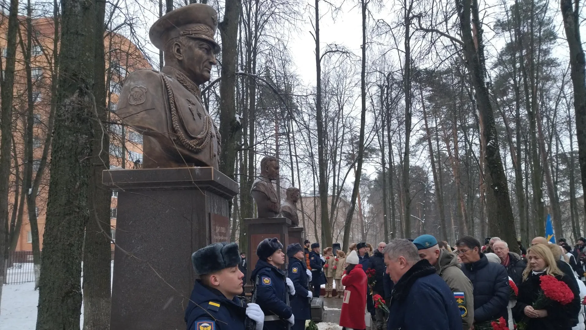 Погибшему в ходе СВО генералу Роману Кутузову открыли памятник в Щелкове